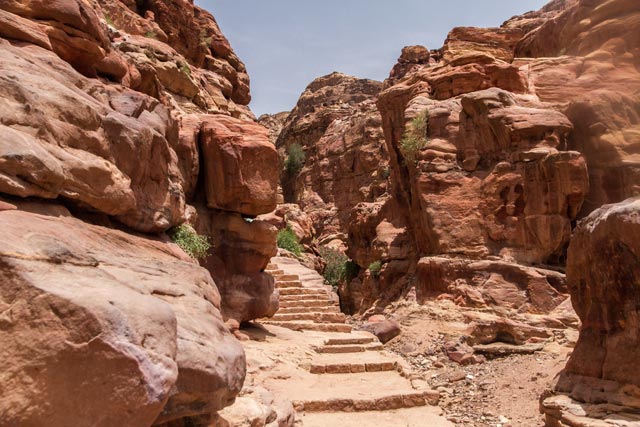 Het begin van de trappen naar Al-Deir (Monastry)