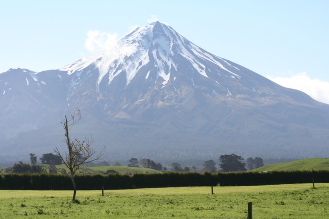 Mt. Taranaki, ofwel Mt Egmont (2.518 m) blakend in de zon