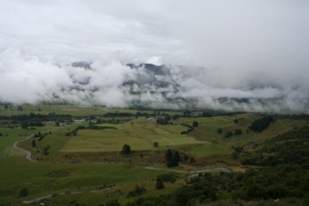 Na een nacht vol regen, trekken de wolken langzaam op nabij Motueka